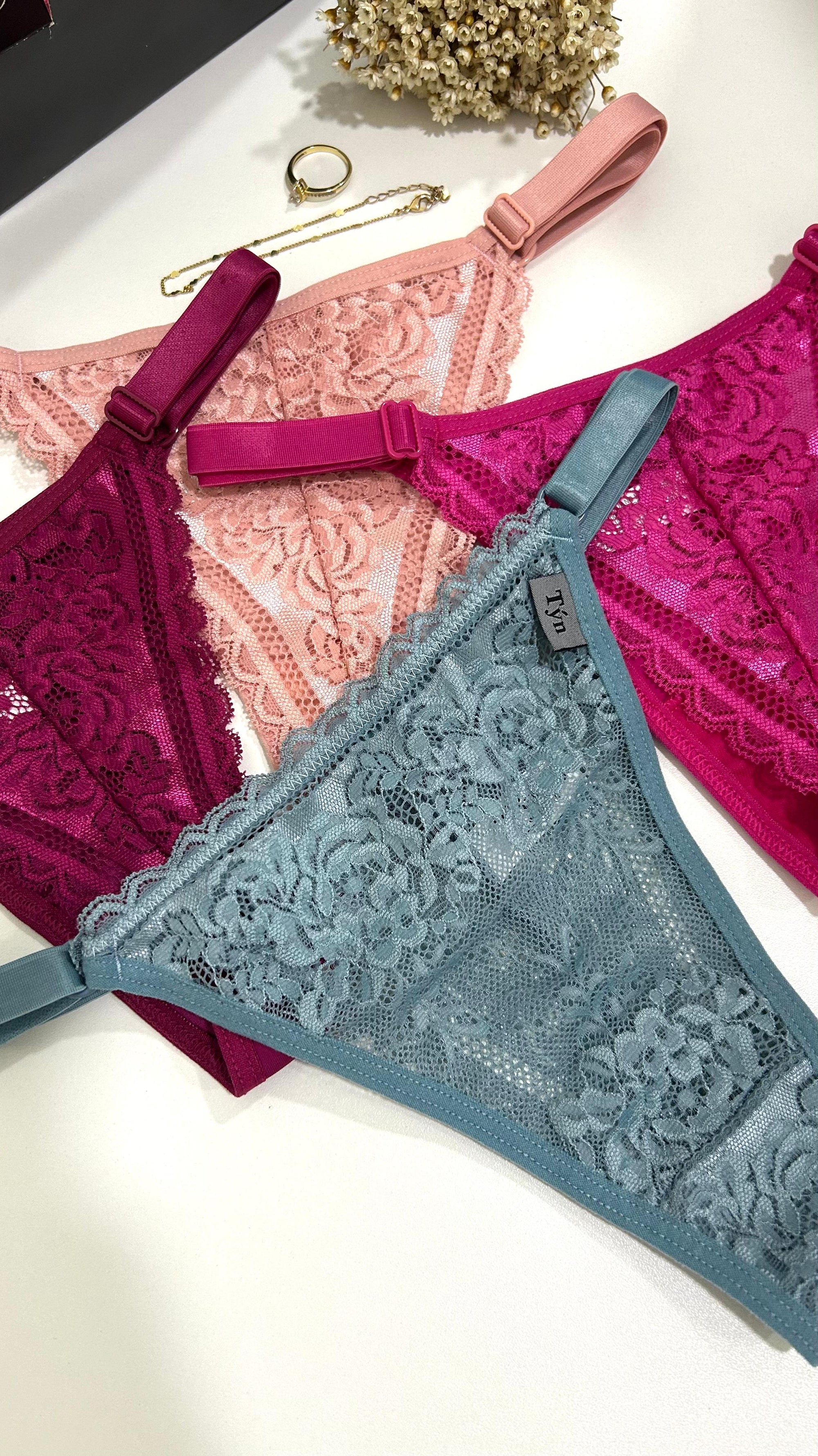 Combo leve 5 e pague 4 - Calcinha fio dental com regulagem e toda em renda